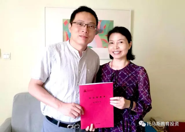 托马斯招商总监叶老师(中)与 许先生、周先生签约后合影